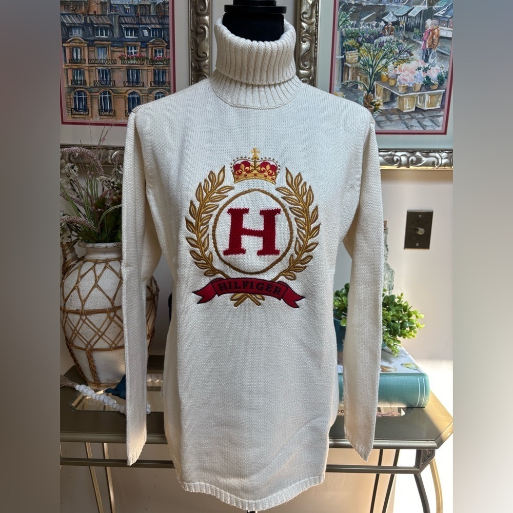 TOMMY HILFIGER CREAM TURTLENECK VINTAGE EMBROIDERED CREST PREPPY SWEATER SZ S-M